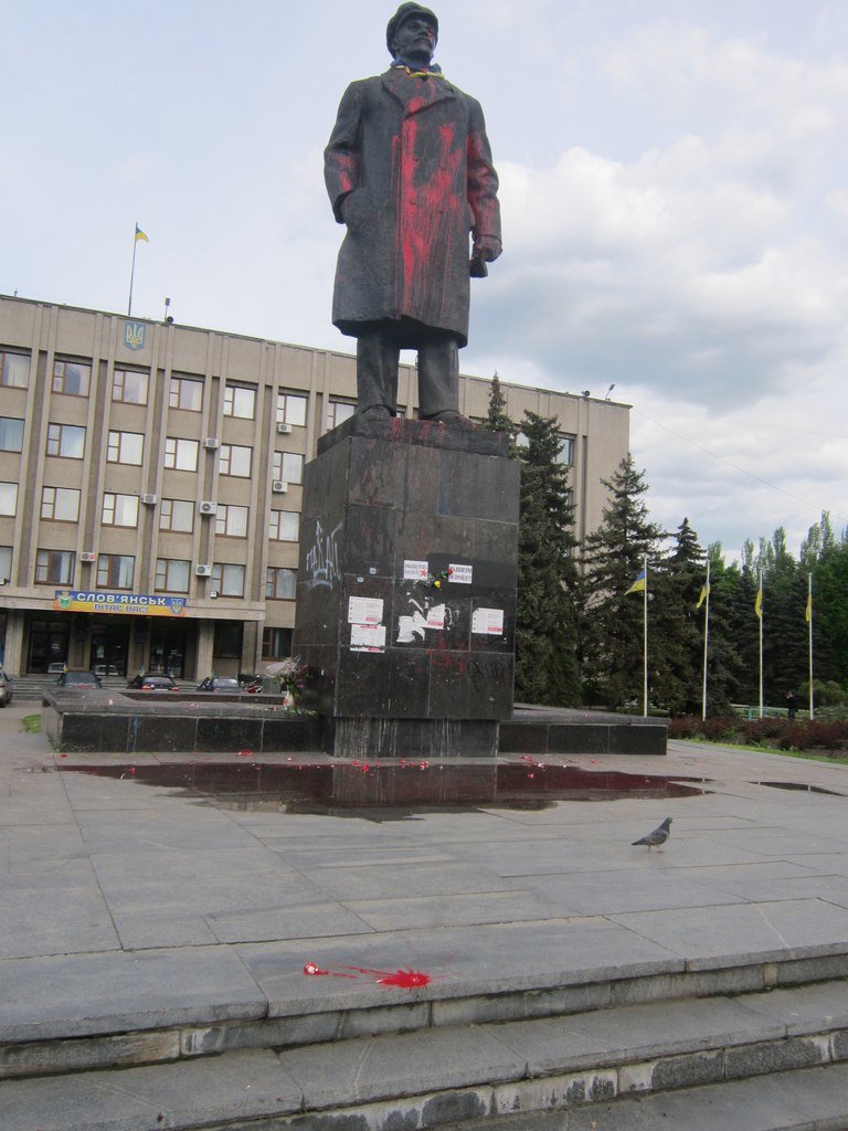 Памятник Ленину в Славянске средь бела дня обстреляли краской (фото) - фото 1 Памятник Ленину в Славянске средь бела дня обстреляли краской (фото) - фото 1