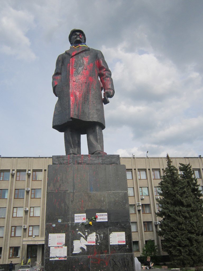 Памятник Ленину в Славянске средь бела дня обстреляли краской (фото) - фото 1 Памятник Ленину в Славянске средь бела дня обстреляли краской (фото) - фото 1
