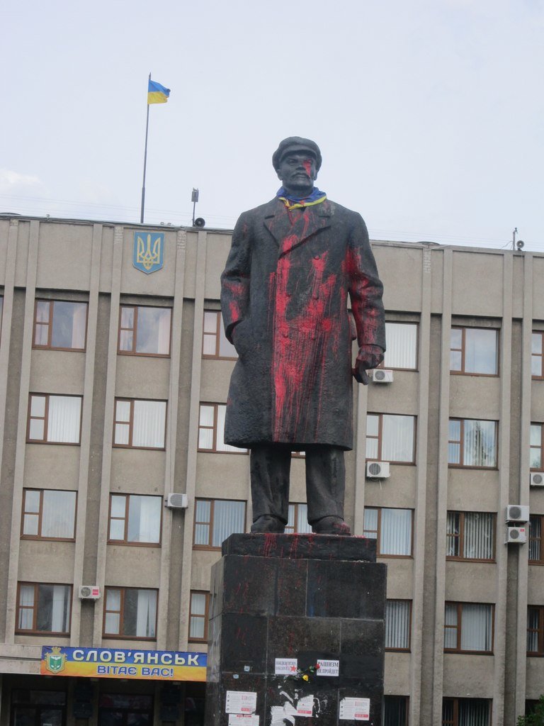 Памятник Ленину в Славянске средь бела дня обстреляли краской (фото) - фото 1 Памятник Ленину в Славянске средь бела дня обстреляли краской (фото) - фото 1