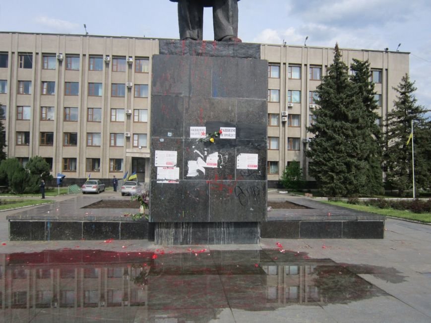 Памятник Ленину в Славянске средь бела дня обстреляли краской (фото) - фото 1 Памятник Ленину в Славянске средь бела дня обстреляли краской (фото) - фото 1