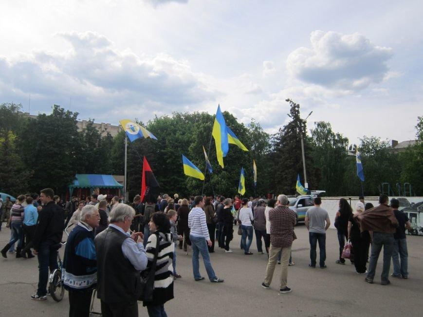 Памятник Ленину в Славянске средь бела дня обстреляли краской (фото) - фото 1 Памятник Ленину в Славянске средь бела дня обстреляли краской (фото) - фото 1