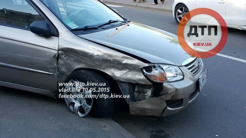 На Оболони пьяный водитель устроил масштабное ДТП, в числе пострадавших 9-летний ребенок (ФОТО) (фото) - фото 1 На Оболони пьяный водитель устроил масштабное ДТП, в числе пострадавших 9-летний ребенок (ФОТО) (фото) - фото 1
