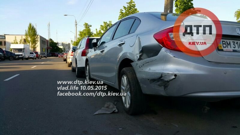 На Оболони пьяный водитель устроил масштабное ДТП, в числе пострадавших 9-летний ребенок (ФОТО) (фото) - фото 1 На Оболони пьяный водитель устроил масштабное ДТП, в числе пострадавших 9-летний ребенок (ФОТО) (фото) - фото 1