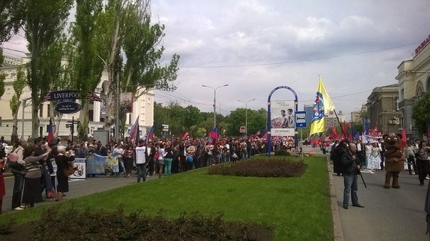 В торжественном шествии в Донецке приняли участие несколько десятков тысяч человек (фото) - фото 2 В торжественном шествии в Донецке приняли участие несколько десятков тысяч человек (фото) - фото 2