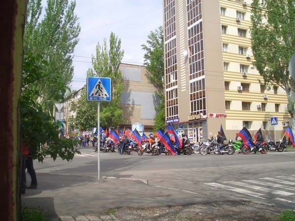 В торжественном шествии в Донецке приняли участие несколько десятков тысяч человек (фото) - фото 4 В торжественном шествии в Донецке приняли участие несколько десятков тысяч человек (фото) - фото 4