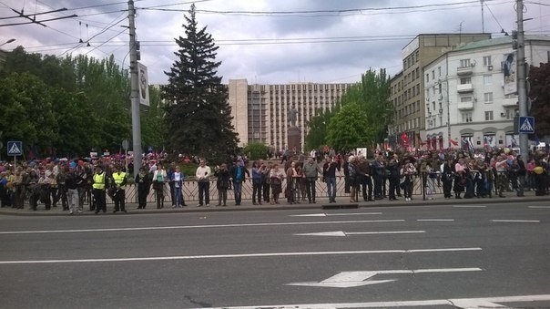 В торжественном шествии в Донецке приняли участие несколько десятков тысяч человек (фото) - фото 3 В торжественном шествии в Донецке приняли участие несколько десятков тысяч человек (фото) - фото 3