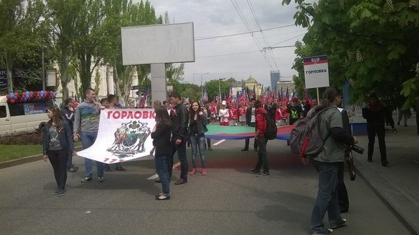 В торжественном шествии в Донецке приняли участие несколько десятков тысяч человек (фото) - фото 1 В торжественном шествии в Донецке приняли участие несколько десятков тысяч человек (фото) - фото 1