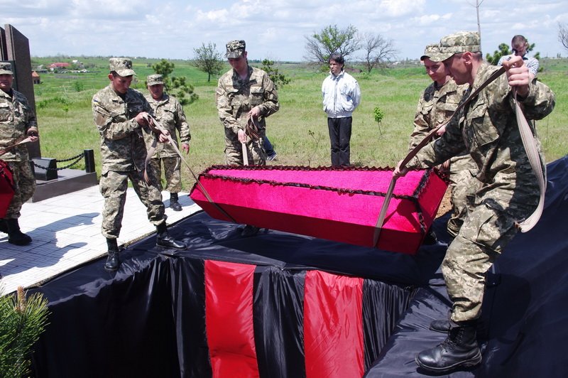 Под Одессой перезахоронили прах 18 защитников города (фото) - фото 1 Под Одессой перезахоронили прах 18 защитников города (фото) - фото 1