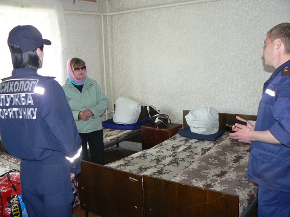 Рятувальники зустріли та допомогли переселенці, яка приїхала з зони проведення АТО (ФОТО) (фото) - фото 1 Рятувальники зустріли та допомогли переселенці, яка приїхала з зони проведення АТО (ФОТО) (фото) - фото 1