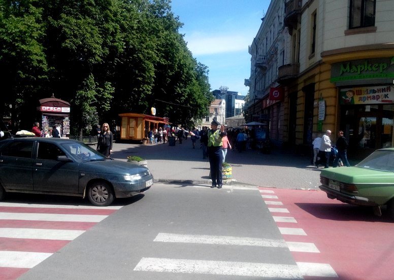Рух на «скандальному» пішоходному переході регулює працівник ДАІ (ФОТО) (фото) - фото 1 Рух на «скандальному» пішоходному переході регулює працівник ДАІ (ФОТО) (фото) - фото 1
