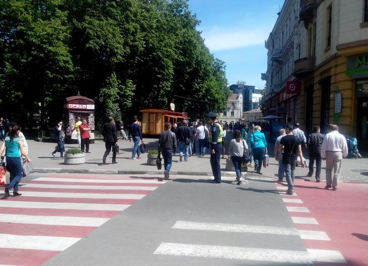 Рух на «скандальному» пішоходному переході регулює працівник ДАІ (ФОТО) (фото) - фото 3 Рух на «скандальному» пішоходному переході регулює працівник ДАІ (ФОТО) (фото) - фото 3
