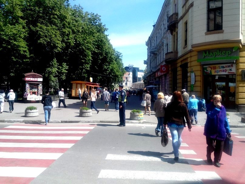 Рух на «скандальному» пішоходному переході регулює працівник ДАІ (ФОТО) (фото) - фото 2 Рух на «скандальному» пішоходному переході регулює працівник ДАІ (ФОТО) (фото) - фото 2