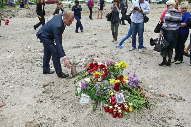 Николаевцы почтили память погибших при взрыве в многоэтажке на Намыве (ФОТО) (фото) - фото 8 Николаевцы почтили память погибших при взрыве в многоэтажке на Намыве (ФОТО) (фото) - фото 8