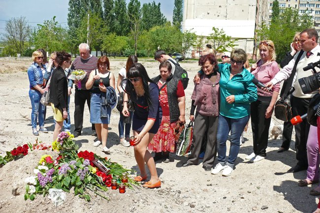Николаевцы почтили память погибших при взрыве в многоэтажке на Намыве (ФОТО) (фото) - фото 2 Николаевцы почтили память погибших при взрыве в многоэтажке на Намыве (ФОТО) (фото) - фото 2