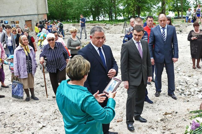 Николаевцы почтили память погибших при взрыве в многоэтажке на Намыве (ФОТО) (фото) - фото 12 Николаевцы почтили память погибших при взрыве в многоэтажке на Намыве (ФОТО) (фото) - фото 12