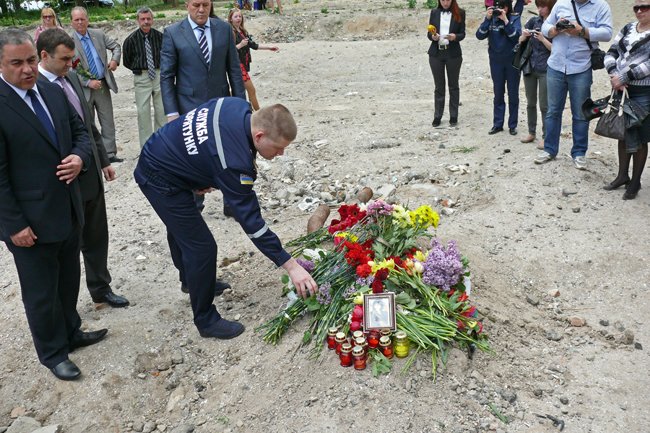 Николаевцы почтили память погибших при взрыве в многоэтажке на Намыве (ФОТО) (фото) - фото 11 Николаевцы почтили память погибших при взрыве в многоэтажке на Намыве (ФОТО) (фото) - фото 11