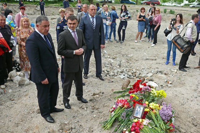 Николаевцы почтили память погибших при взрыве в многоэтажке на Намыве (ФОТО) (фото) - фото 14 Николаевцы почтили память погибших при взрыве в многоэтажке на Намыве (ФОТО) (фото) - фото 14