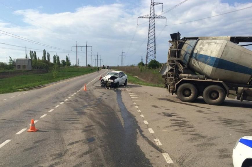 В Белгородском районе легковушка врезалась в грузовик-бетономешалку (фото) - фото 1 В Белгородском районе легковушка врезалась в грузовик-бетономешалку (фото) - фото 1