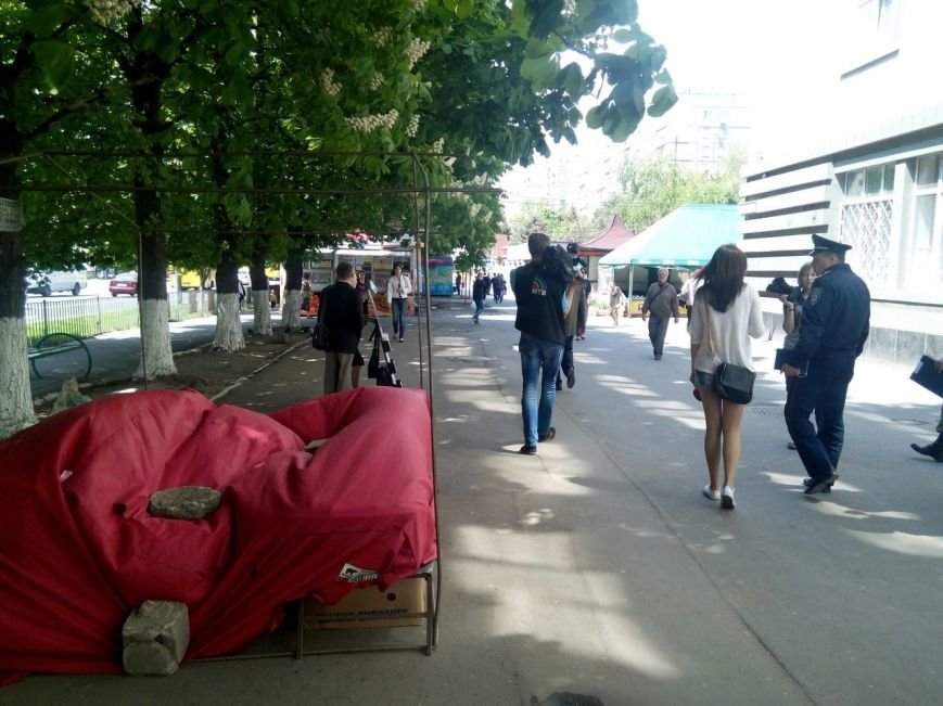 Мариупольским журналистам показали, как милиция борется со стихийной торговлей (ФОТО) (фото) - фото 1 Мариупольским журналистам показали, как милиция борется со стихийной торговлей (ФОТО) (фото) - фото 1