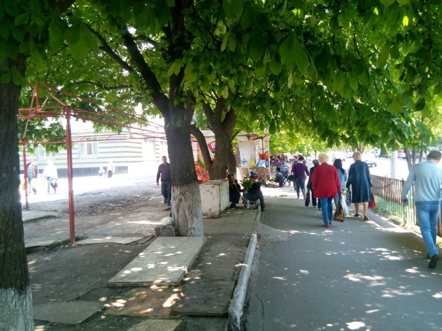 Мариупольским журналистам показали, как милиция борется со стихийной торговлей (ФОТО) (фото) - фото 1 Мариупольским журналистам показали, как милиция борется со стихийной торговлей (ФОТО) (фото) - фото 1