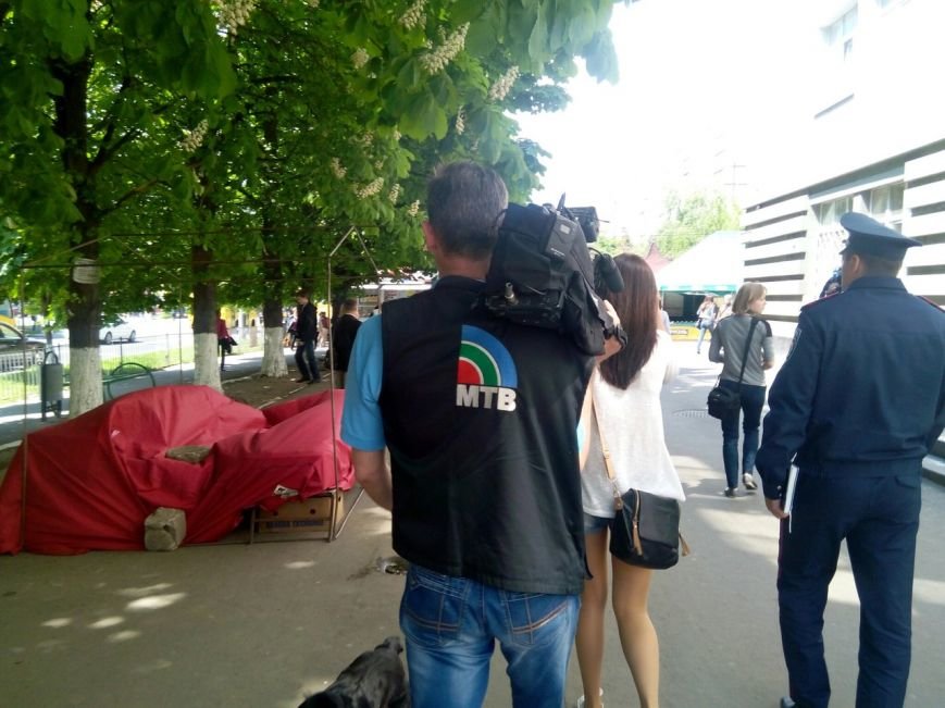 Мариупольским журналистам показали, как милиция борется со стихийной торговлей (ФОТО) (фото) - фото 1 Мариупольским журналистам показали, как милиция борется со стихийной торговлей (ФОТО) (фото) - фото 1