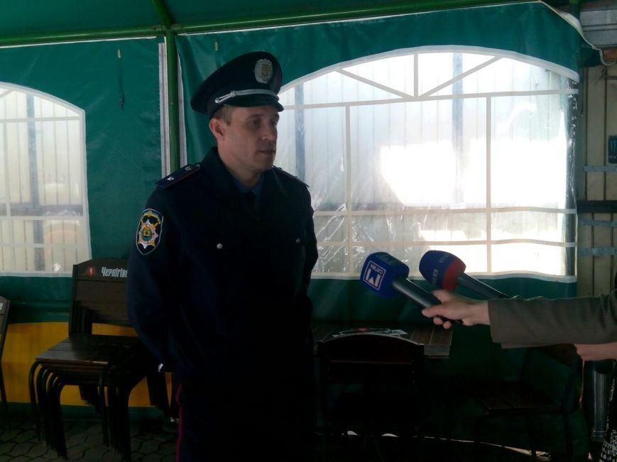 Мариупольским журналистам показали, как милиция борется со стихийной торговлей (ФОТО) (фото) - фото 1 Мариупольским журналистам показали, как милиция борется со стихийной торговлей (ФОТО) (фото) - фото 1