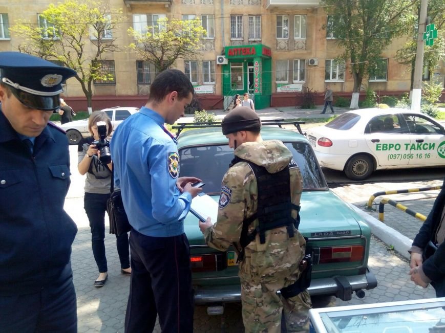 Мариупольским журналистам показали, как милиция борется со стихийной торговлей (ФОТО) (фото) - фото 1 Мариупольским журналистам показали, как милиция борется со стихийной торговлей (ФОТО) (фото) - фото 1