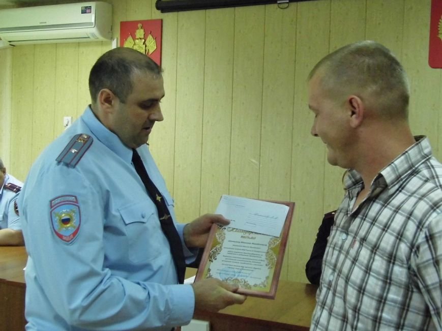 Сегодня полицейские наградили белореченцев, которые помогли им раскрыть преступления (фото) - фото 1 Сегодня полицейские наградили белореченцев, которые помогли им раскрыть преступления (фото) - фото 1