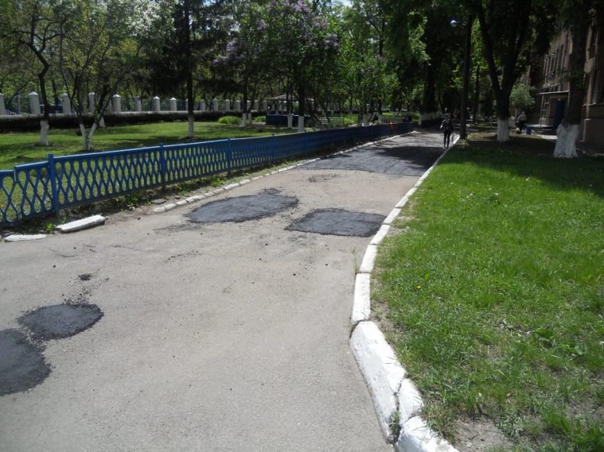 Дорожники лагодять дорожнє покриття на території обласної лікарні (фото) - фото 1 Дорожники лагодять дорожнє покриття на території обласної лікарні (фото) - фото 1