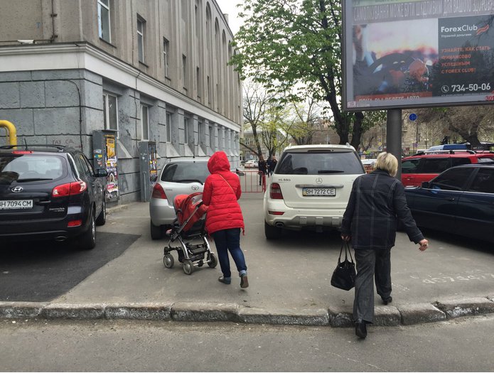 Газоны, тротуары, детские площадки: В Одессе собирают любимые места мастеров парковки 80-го уровня (ФОТО) (фото) - фото 13 Газоны, тротуары, детские площадки: В Одессе собирают любимые места мастеров парковки 80-го уровня (ФОТО) (фото) - фото 13