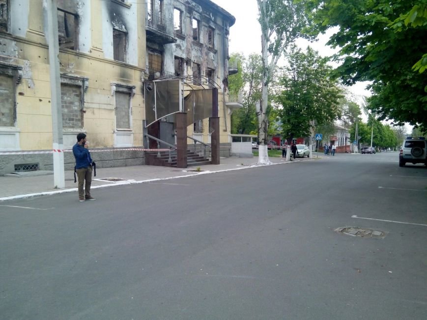 В Мариуполе у сгоревшего здания ГУВД исчезли цветы (фото) - фото 1 В Мариуполе у сгоревшего здания ГУВД исчезли цветы (фото) - фото 1