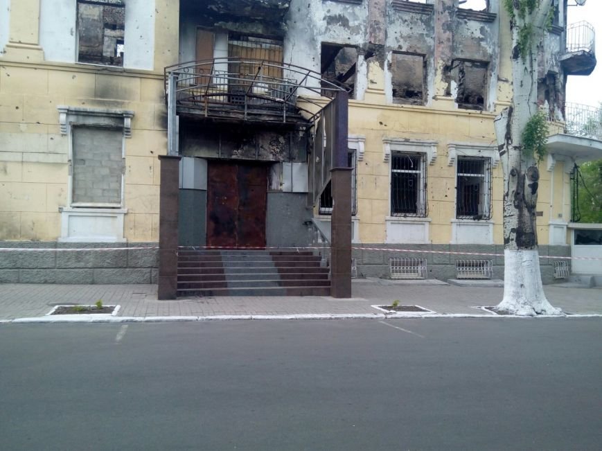 В Мариуполе у сгоревшего здания ГУВД исчезли цветы (фото) - фото 1 В Мариуполе у сгоревшего здания ГУВД исчезли цветы (фото) - фото 1