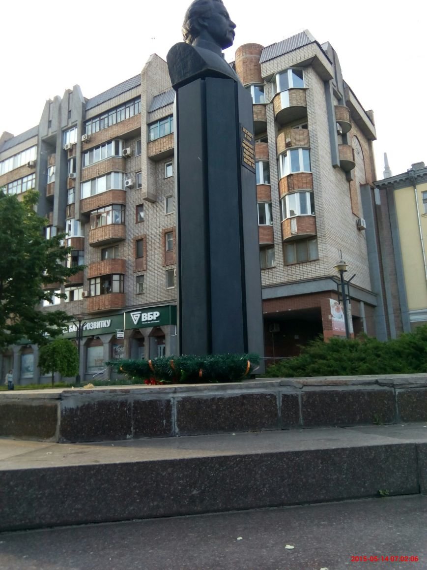 вінок біля пам ятника вінок біля пам ятника