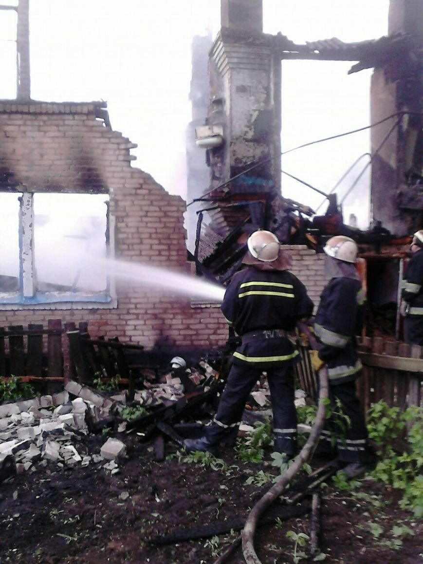 В Кривом Роге в жилом доме после взрыва газовых баллонов спасатели под завалами пытаются найти тела (ФОТО) (фото) - фото 1 В Кривом Роге в жилом доме после взрыва газовых баллонов спасатели под завалами пытаются найти тела (ФОТО) (фото) - фото 1