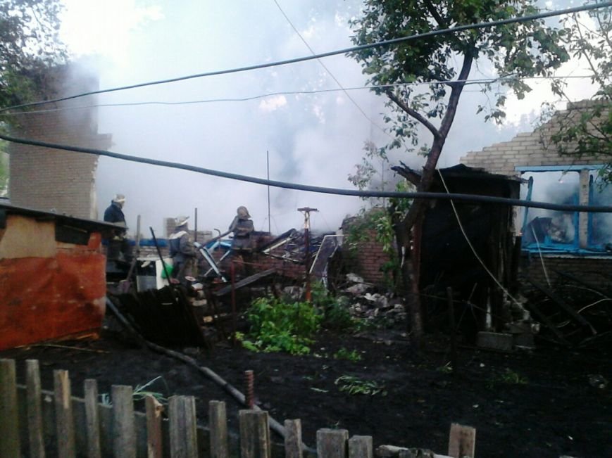 В Кривом Роге в жилом доме после взрыва газовых баллонов спасатели под завалами пытаются найти тела (ФОТО) (фото) - фото 1 В Кривом Роге в жилом доме после взрыва газовых баллонов спасатели под завалами пытаются найти тела (ФОТО) (фото) - фото 1