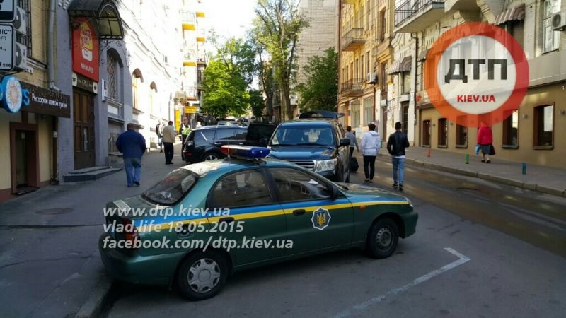 В центре Киева две иномарки не разминулись на дороге с односторонним движением (ФОТО) (фото) - фото 1 В центре Киева две иномарки не разминулись на дороге с односторонним движением (ФОТО) (фото) - фото 1