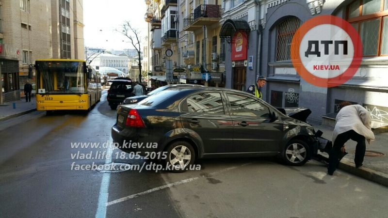 В центре Киева две иномарки не разминулись на дороге с односторонним движением (ФОТО) (фото) - фото 1 В центре Киева две иномарки не разминулись на дороге с односторонним движением (ФОТО) (фото) - фото 1