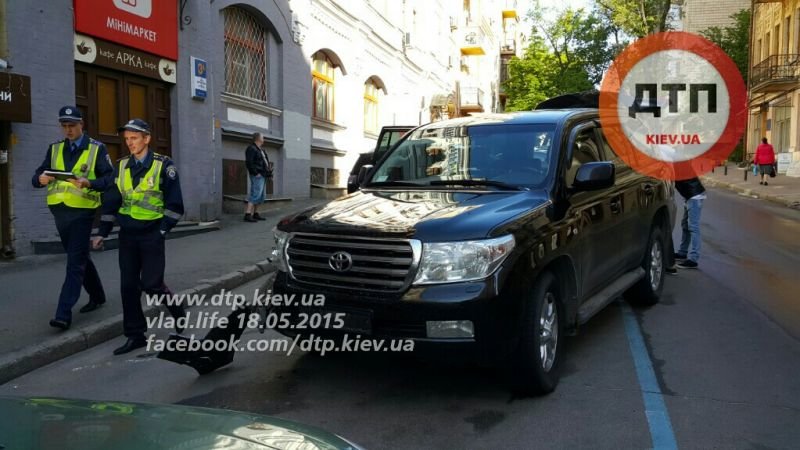 В центре Киева две иномарки не разминулись на дороге с односторонним движением (ФОТО) (фото) - фото 1 В центре Киева две иномарки не разминулись на дороге с односторонним движением (ФОТО) (фото) - фото 1