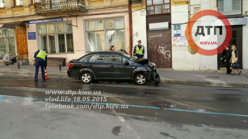 В центре Киева две иномарки не разминулись на дороге с односторонним движением (ФОТО) (фото) - фото 1 В центре Киева две иномарки не разминулись на дороге с односторонним движением (ФОТО) (фото) - фото 1