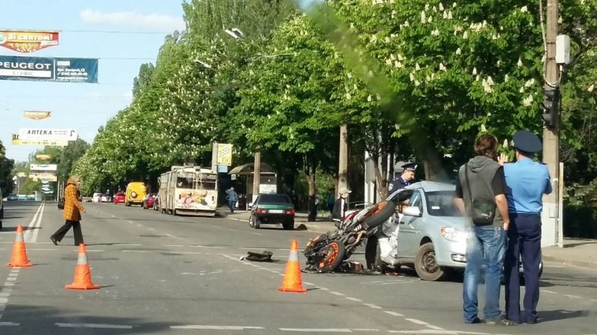 В результате ДТП в Кривом Роге, мотоциклист получил многочисленные переломы и закрытую черепно-мозговую травму(ФОТО) (фото) - фото 1 В результате ДТП в Кривом Роге, мотоциклист получил многочисленные переломы и закрытую черепно-мозговую травму(ФОТО) (фото) - фото 1
