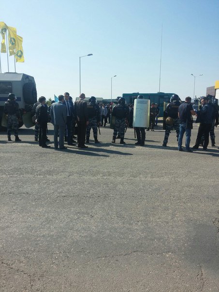 В Симферополе крымские татары провели автопробег. На выезде из горо... В Симферополе крымские татары провели автопробег. На выезде из города участников встретил ОМОН (ФОТО, ВИДЕО) (фото) - фото 10