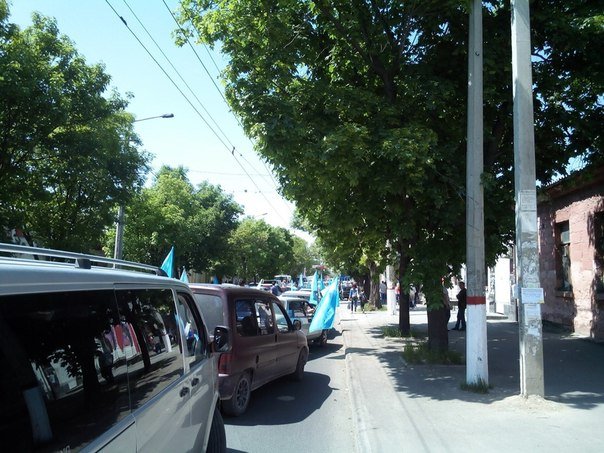 Автопробег крымских татар в Симферополе усиленно охраняли. На выезд... Автопробег крымских татар в Симферополе усиленно охраняли. На выезде из города участников встречали силовики (ФОТО, ВИДЕО) (фото) - фото 1