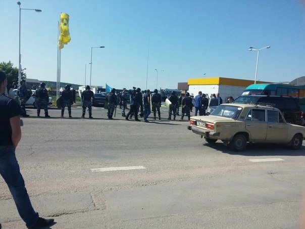В Симферополе крымские татары провели автопробег. На выезде из горо... В Симферополе крымские татары провели автопробег. На выезде из города участников встретил ОМОН (ФОТО, ВИДЕО) (фото) - фото 9