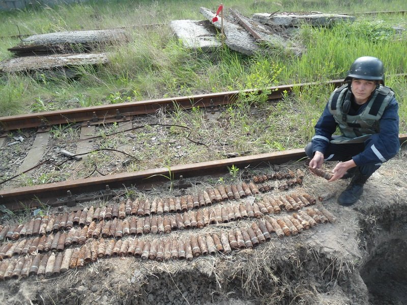 В Днепровском районе рабочие нашли 237 артснарядов времен войны (ФОТО) (фото) - фото 1 В Днепровском районе рабочие нашли 237 артснарядов времен войны (ФОТО) (фото) - фото 1