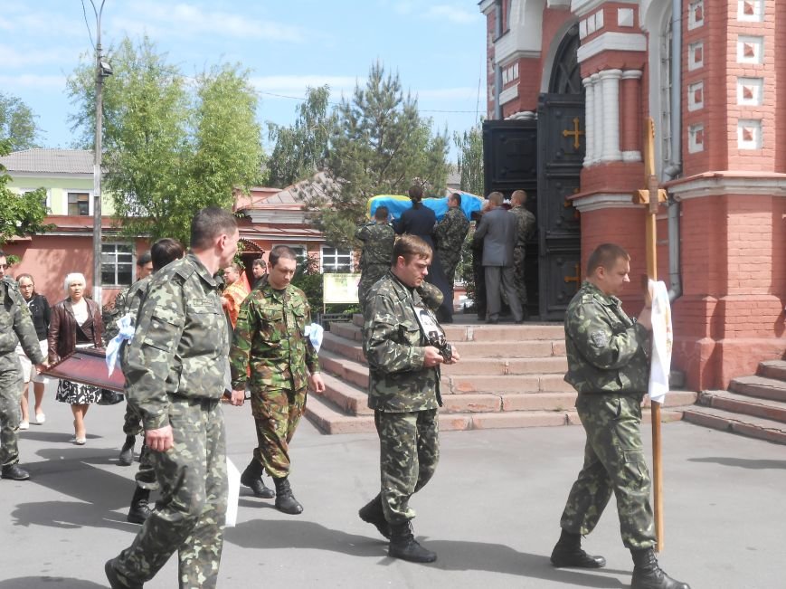 Днепродзержинск простился со Станиславом Кучеровским, который погиб в зоне АТО (фото) - фото 3 Днепродзержинск простился со Станиславом Кучеровским, который погиб в зоне АТО (фото) - фото 3