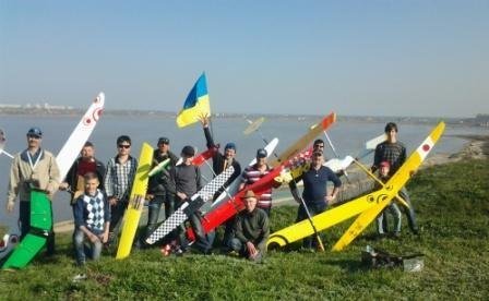Под Одессой детвора запускает в небо десятки самолетов (Фото, видео) (фото) - фото 1 Под Одессой детвора запускает в небо десятки самолетов (Фото, видео) (фото) - фото 1