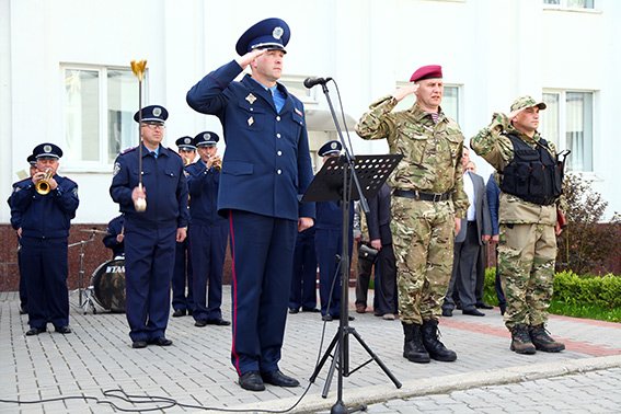 Міліцейські спецпризначенці з Хмельниччини вирушили у зону бойових дій (фото) - фото 2 Міліцейські спецпризначенці з Хмельниччини вирушили у зону бойових дій (фото) - фото 2