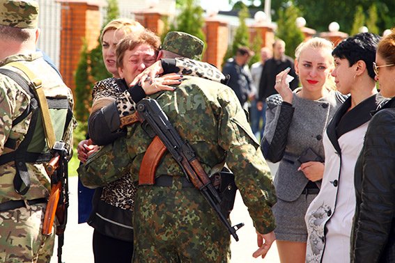 Міліцейські спецпризначенці з Хмельниччини вирушили у зону бойових дій (фото) - фото 6 Міліцейські спецпризначенці з Хмельниччини вирушили у зону бойових дій (фото) - фото 6