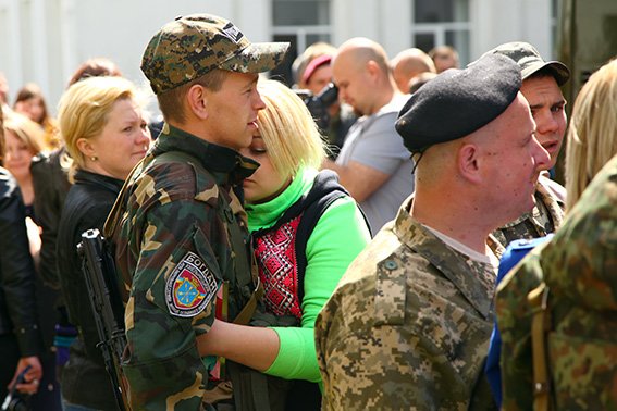 Міліцейські спецпризначенці з Хмельниччини вирушили у зону бойових дій (фото) - фото 7 Міліцейські спецпризначенці з Хмельниччини вирушили у зону бойових дій (фото) - фото 7