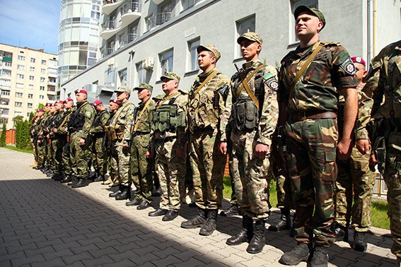 Міліцейські спецпризначенці з Хмельниччини вирушили у зону бойових дій (фото) - фото 1 Міліцейські спецпризначенці з Хмельниччини вирушили у зону бойових дій (фото) - фото 1